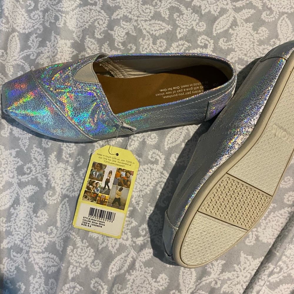 Women’s Tom’s slip ons size 8.5 in silver shine